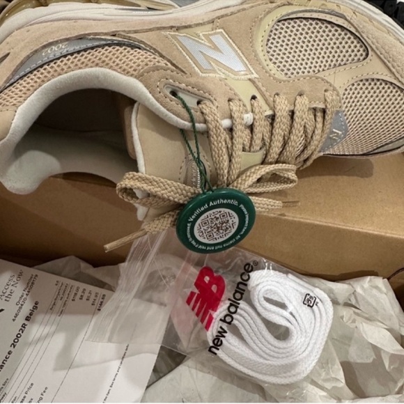 New Balance 2002R Beige/Silver/White (NWT) - Picture 3 of 7